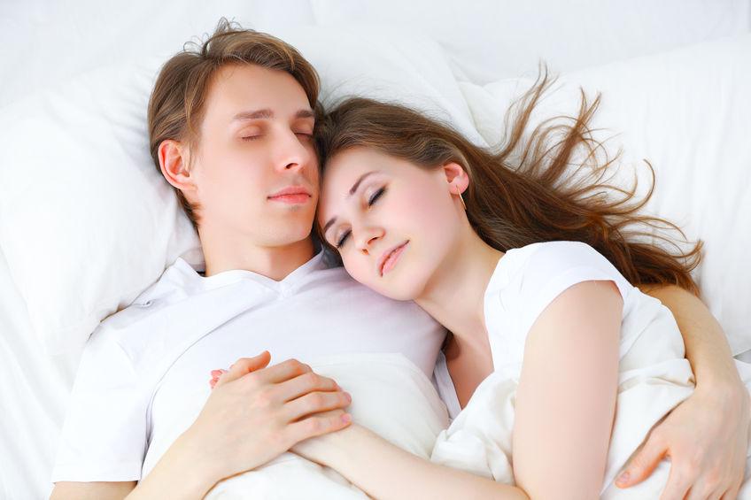 Hidup Lebih Bahagia Bila Tidur Berbantalkan Lengan Suami
