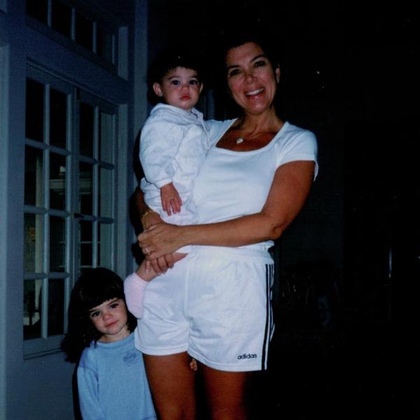 Ulang Tahun Kendall Jenner, Kylie Jenner Unggah Foto Masa Kecil Berdua