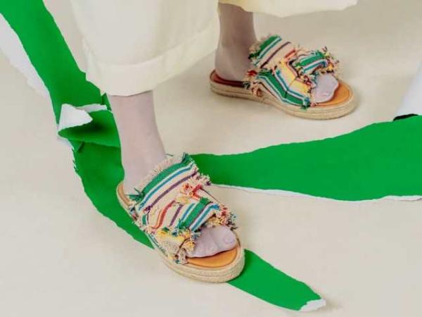 Lengkapi Foto OOTD dengan 5 Sandal Warna Warni Merek Lokal