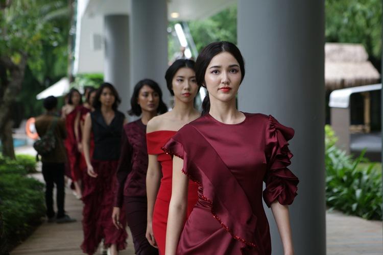 Inspirasi Gaun Elegan dengan Warna  Merah  Burgundy dari 
